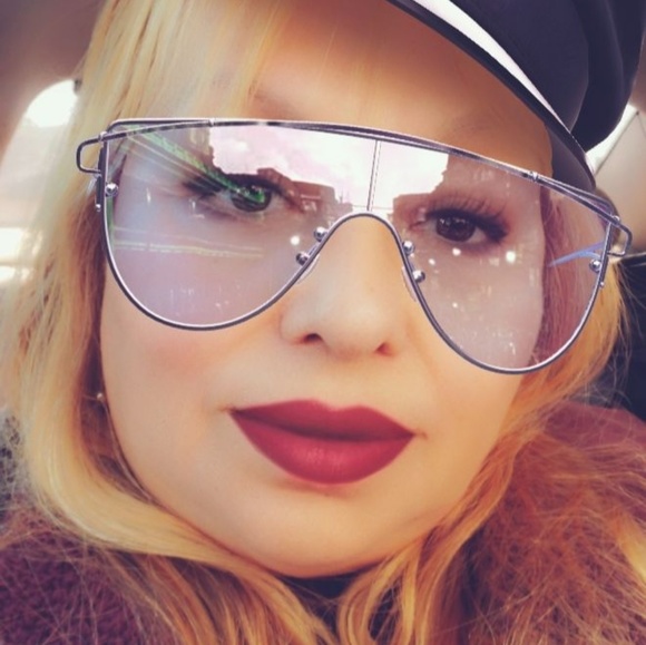 Poshmark profile picture for @suntai